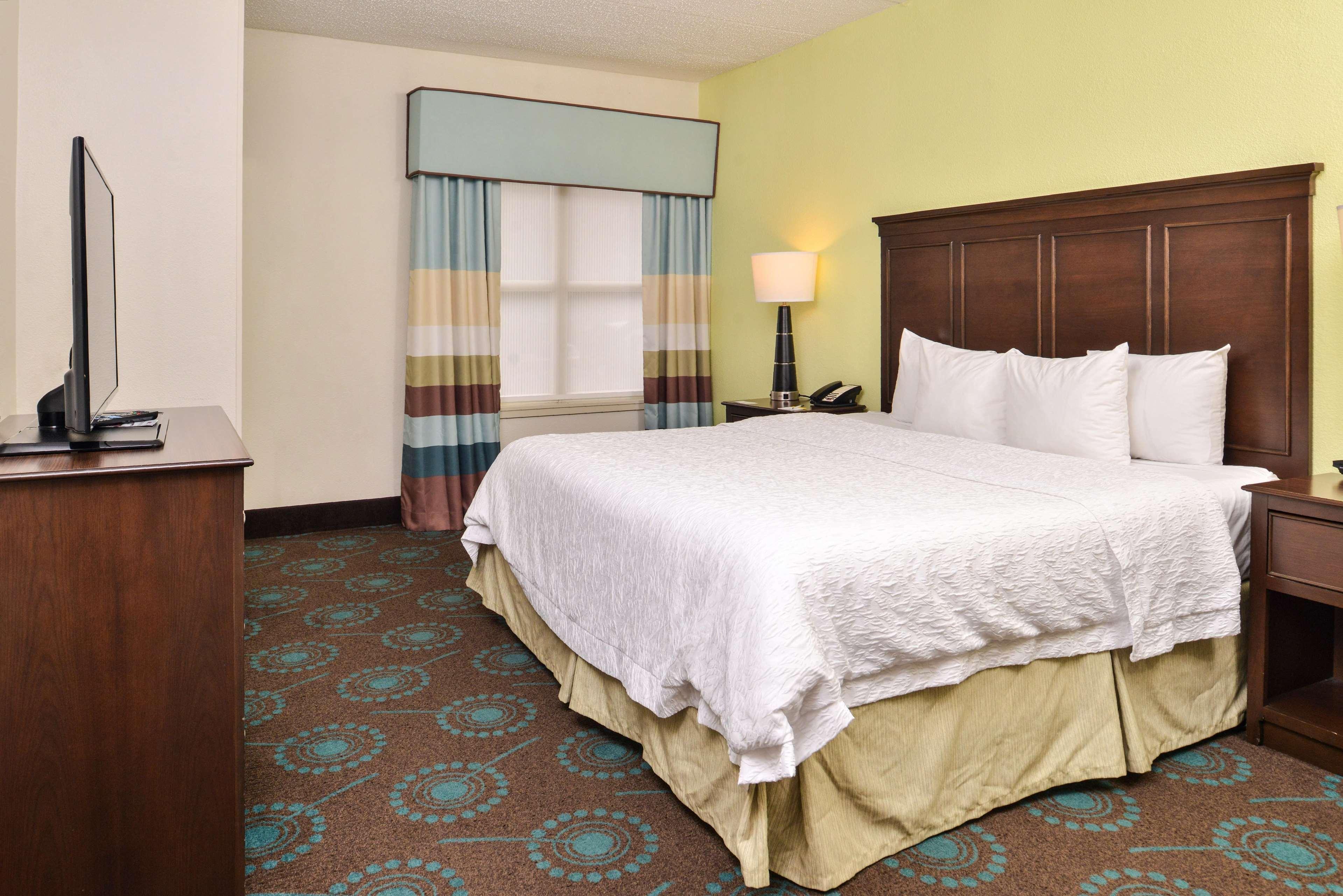 Hampton Inn & Suites Newport News-Airport - Oyster Point Area Exterior photo