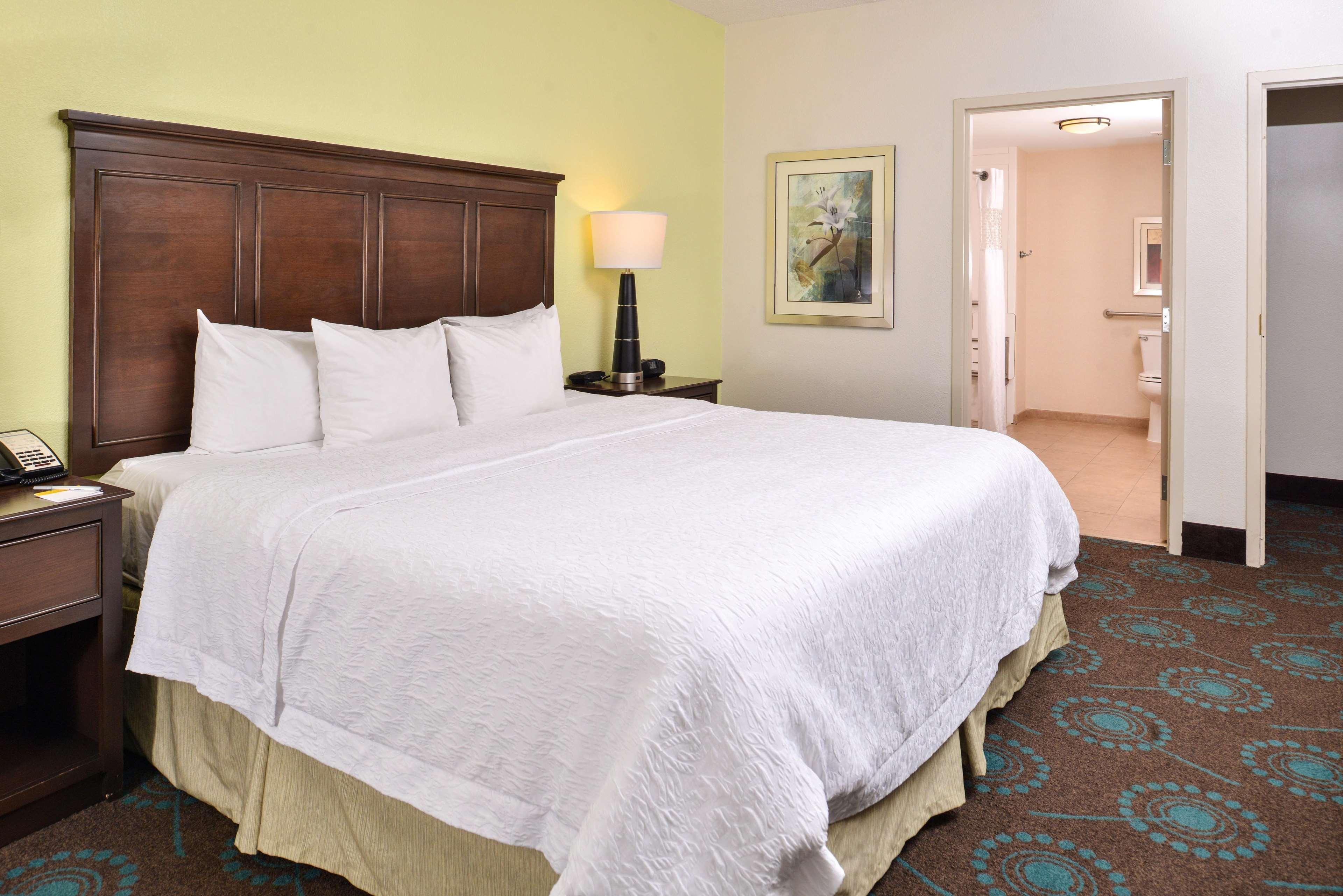 Hampton Inn & Suites Newport News-Airport - Oyster Point Area Exterior photo