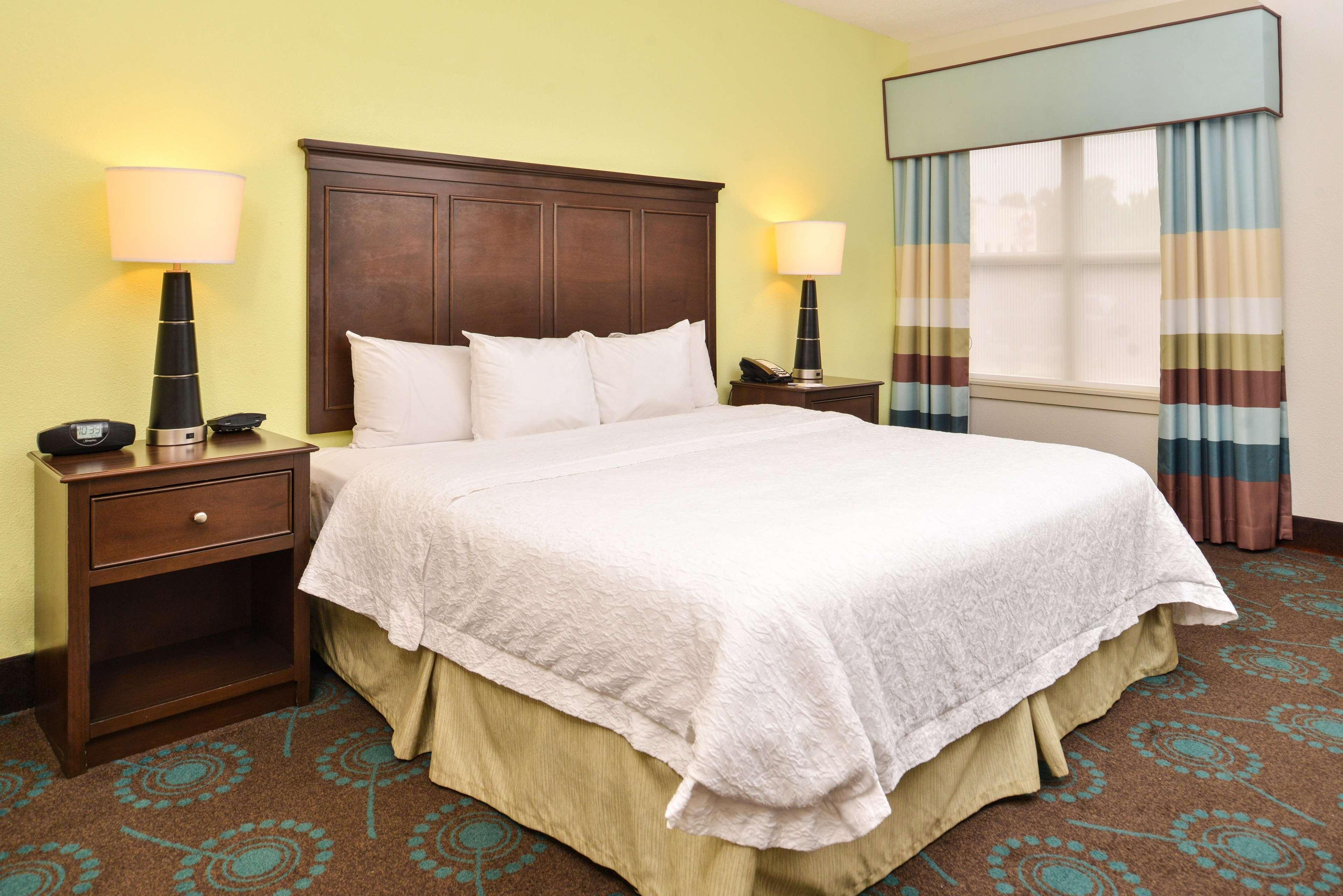 Hampton Inn & Suites Newport News-Airport - Oyster Point Area Exterior photo
