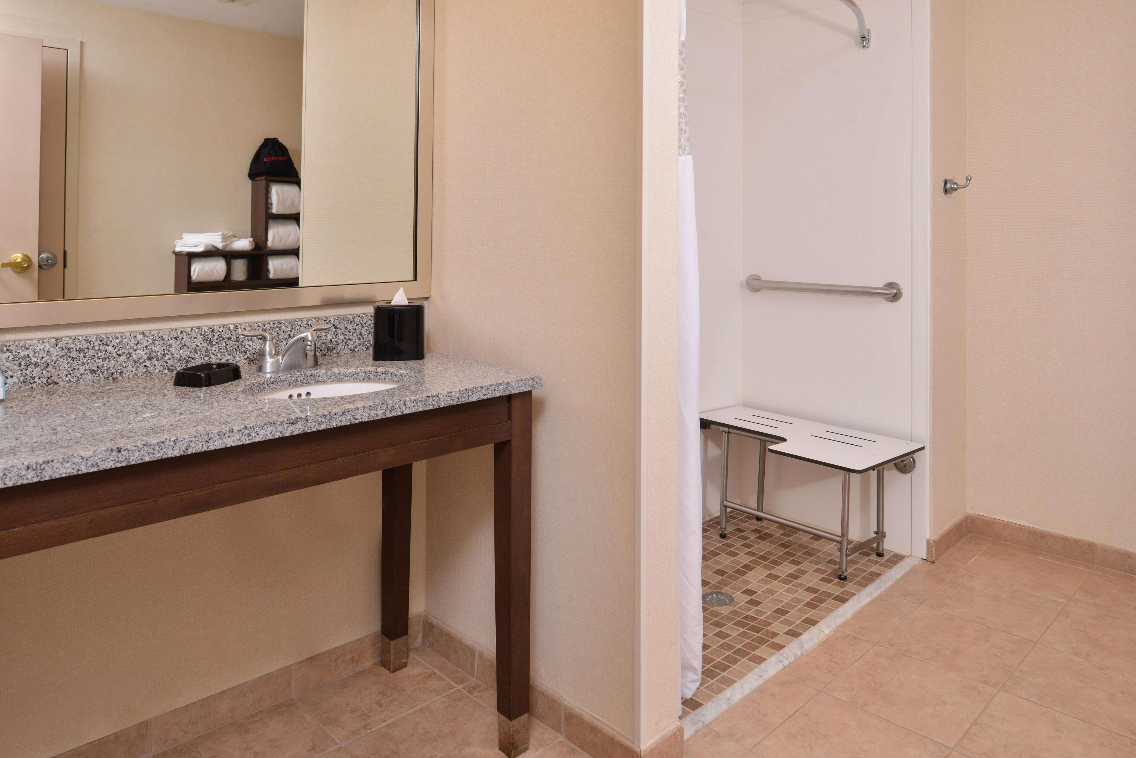 Hampton Inn & Suites Newport News-Airport - Oyster Point Area Exterior photo