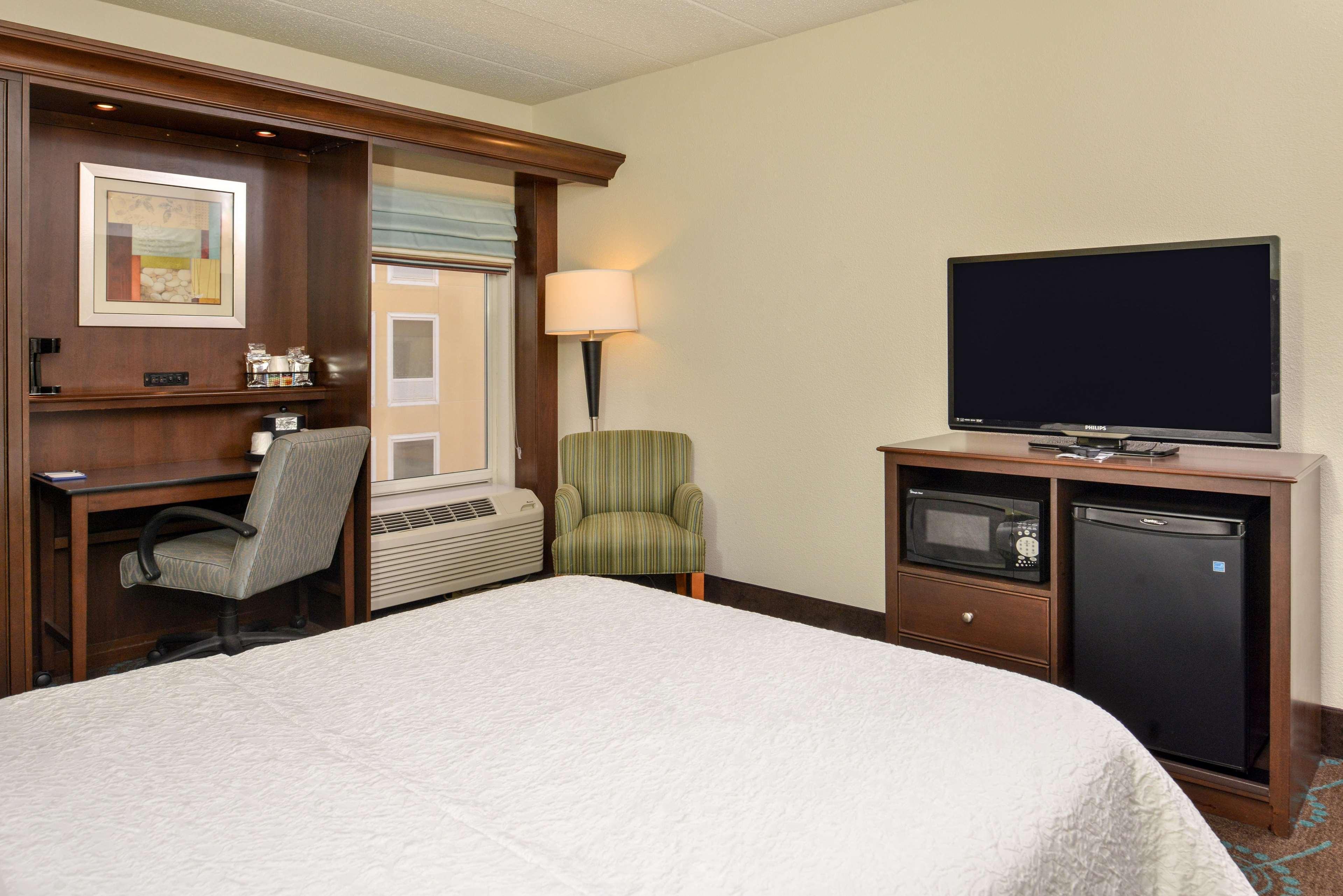 Hampton Inn & Suites Newport News-Airport - Oyster Point Area Exterior photo