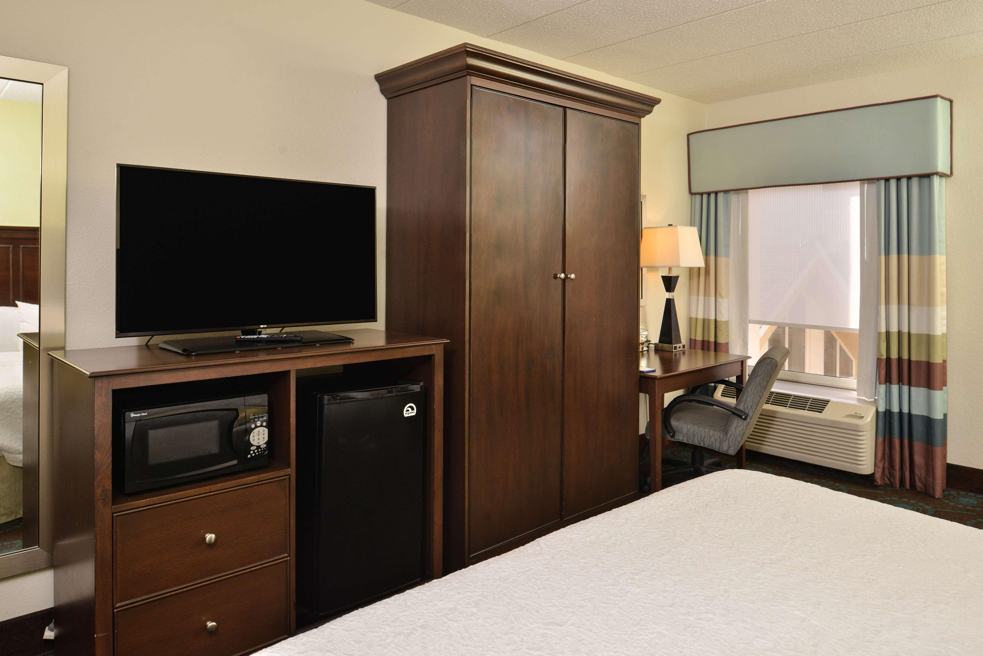 Hampton Inn & Suites Newport News-Airport - Oyster Point Area Exterior photo