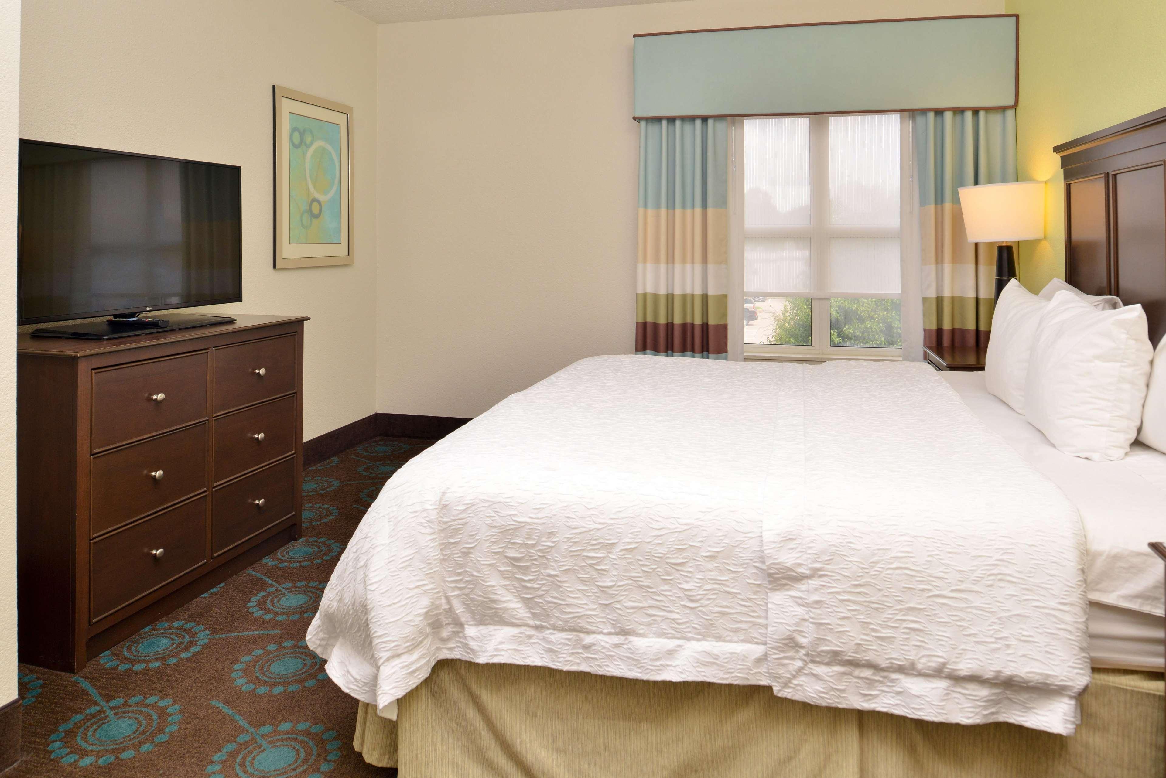Hampton Inn & Suites Newport News-Airport - Oyster Point Area Exterior photo