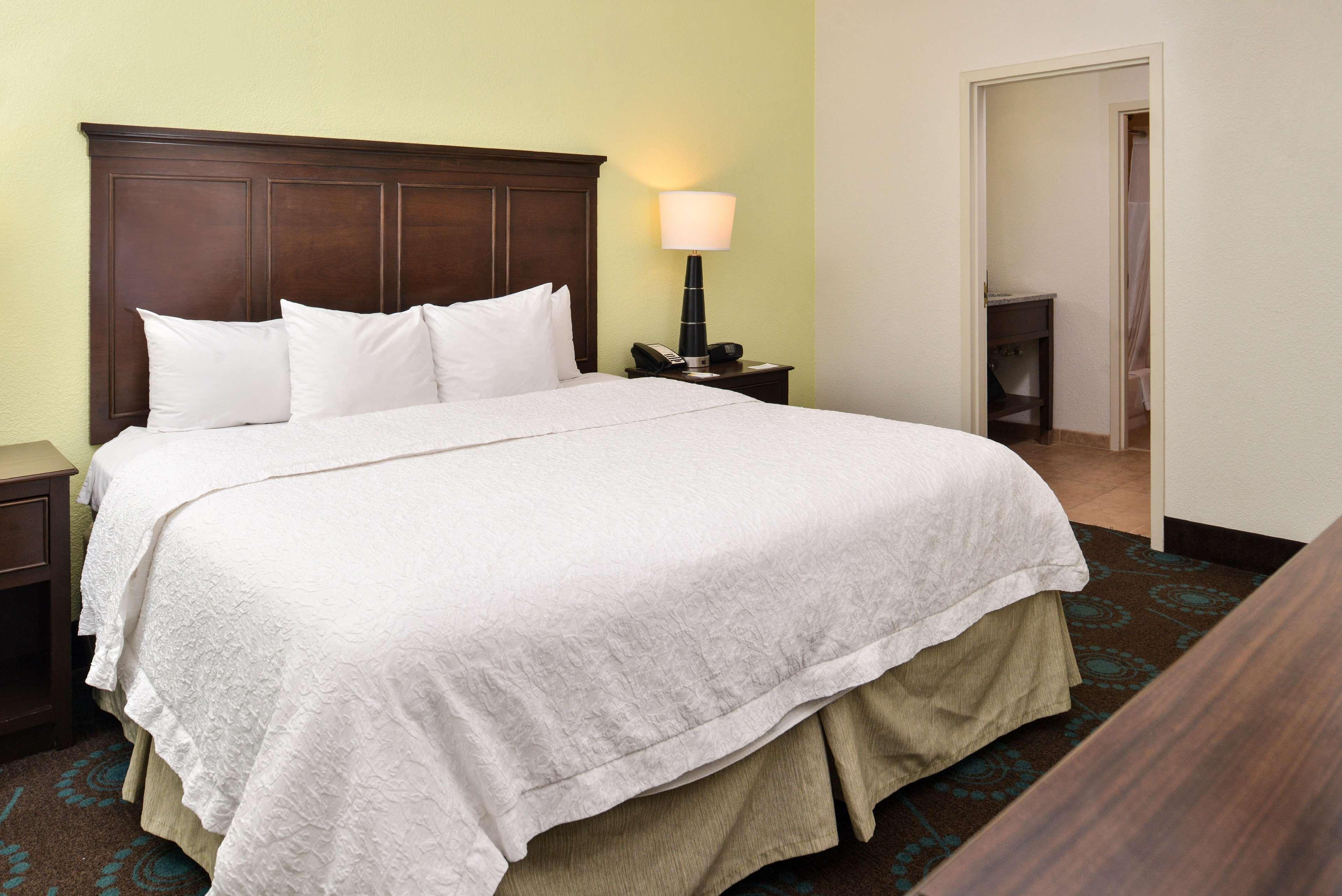Hampton Inn & Suites Newport News-Airport - Oyster Point Area Exterior photo