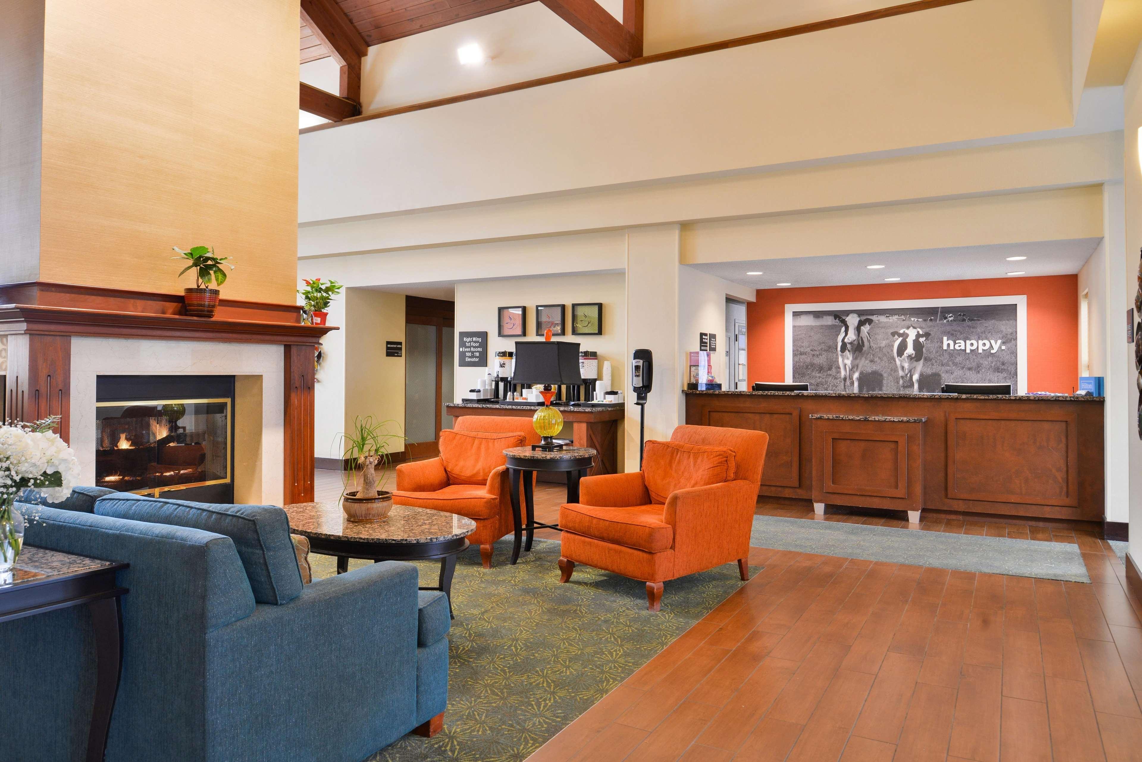 Hampton Inn & Suites Newport News-Airport - Oyster Point Area Exterior photo