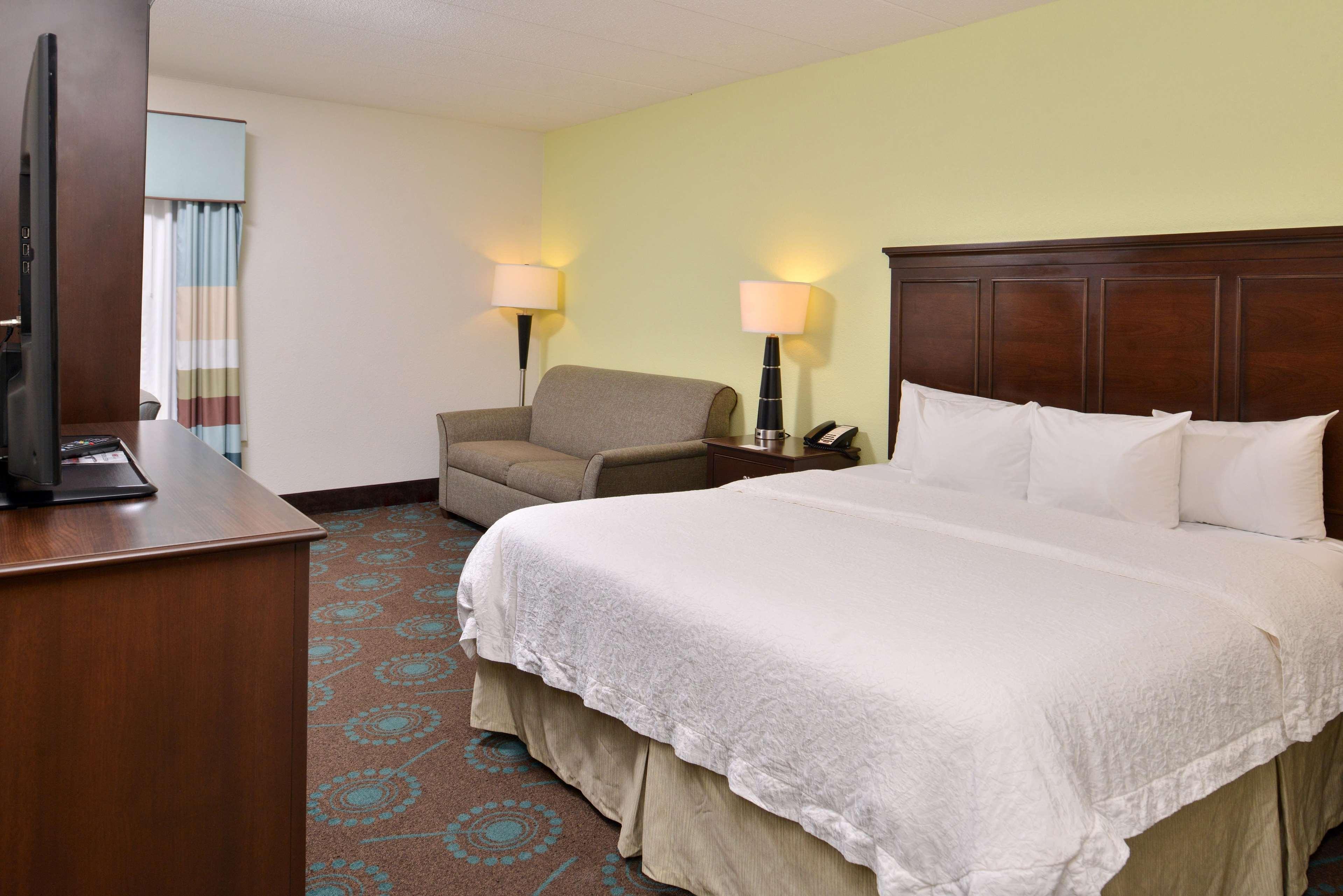 Hampton Inn & Suites Newport News-Airport - Oyster Point Area Exterior photo