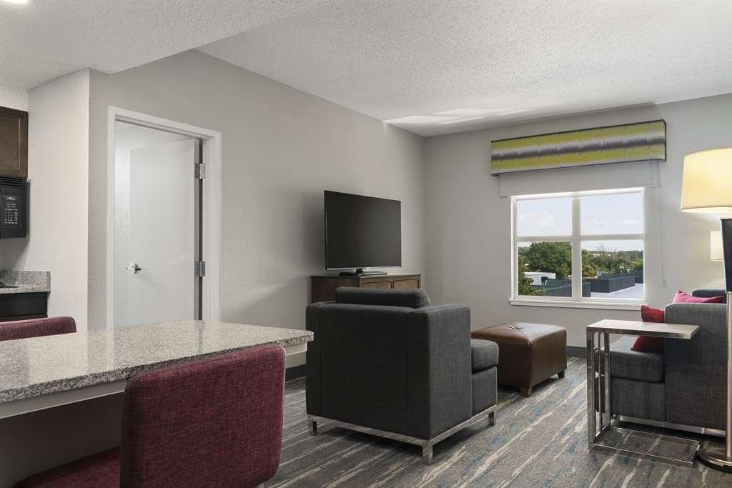 Hampton Inn & Suites Newport News-Airport - Oyster Point Area Room photo