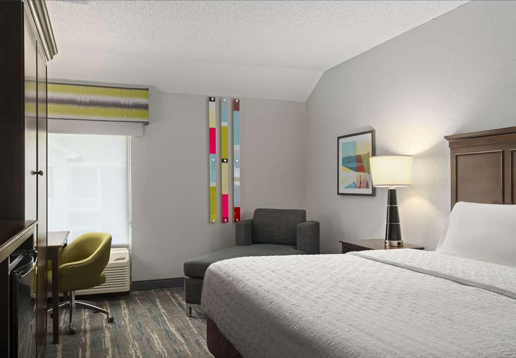Hampton Inn & Suites Newport News-Airport - Oyster Point Area Room photo