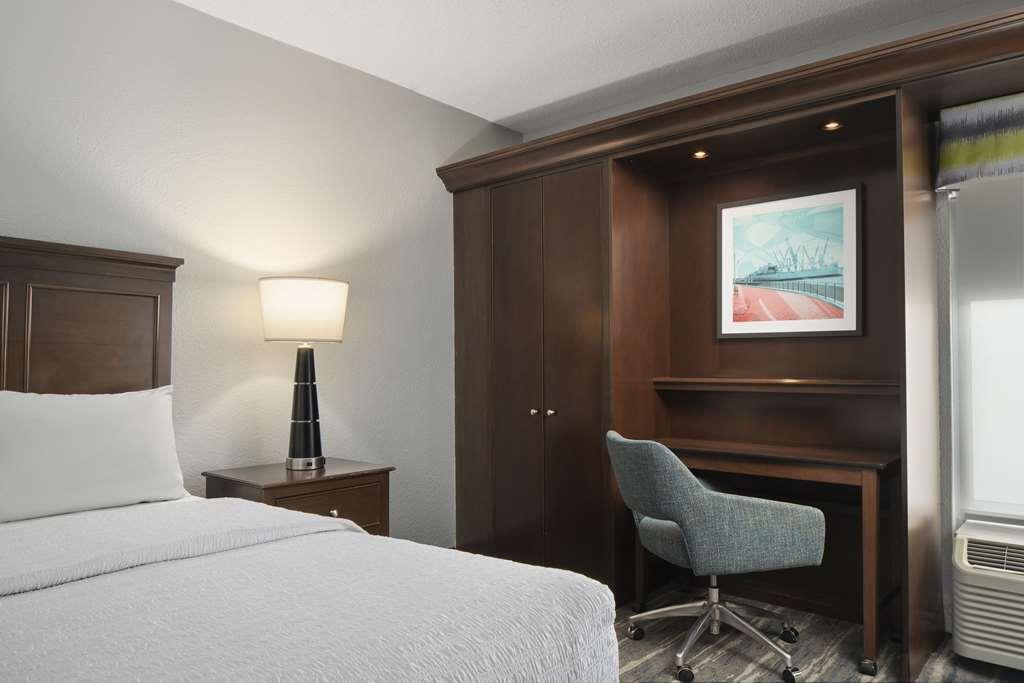 Hampton Inn & Suites Newport News-Airport - Oyster Point Area Room photo
