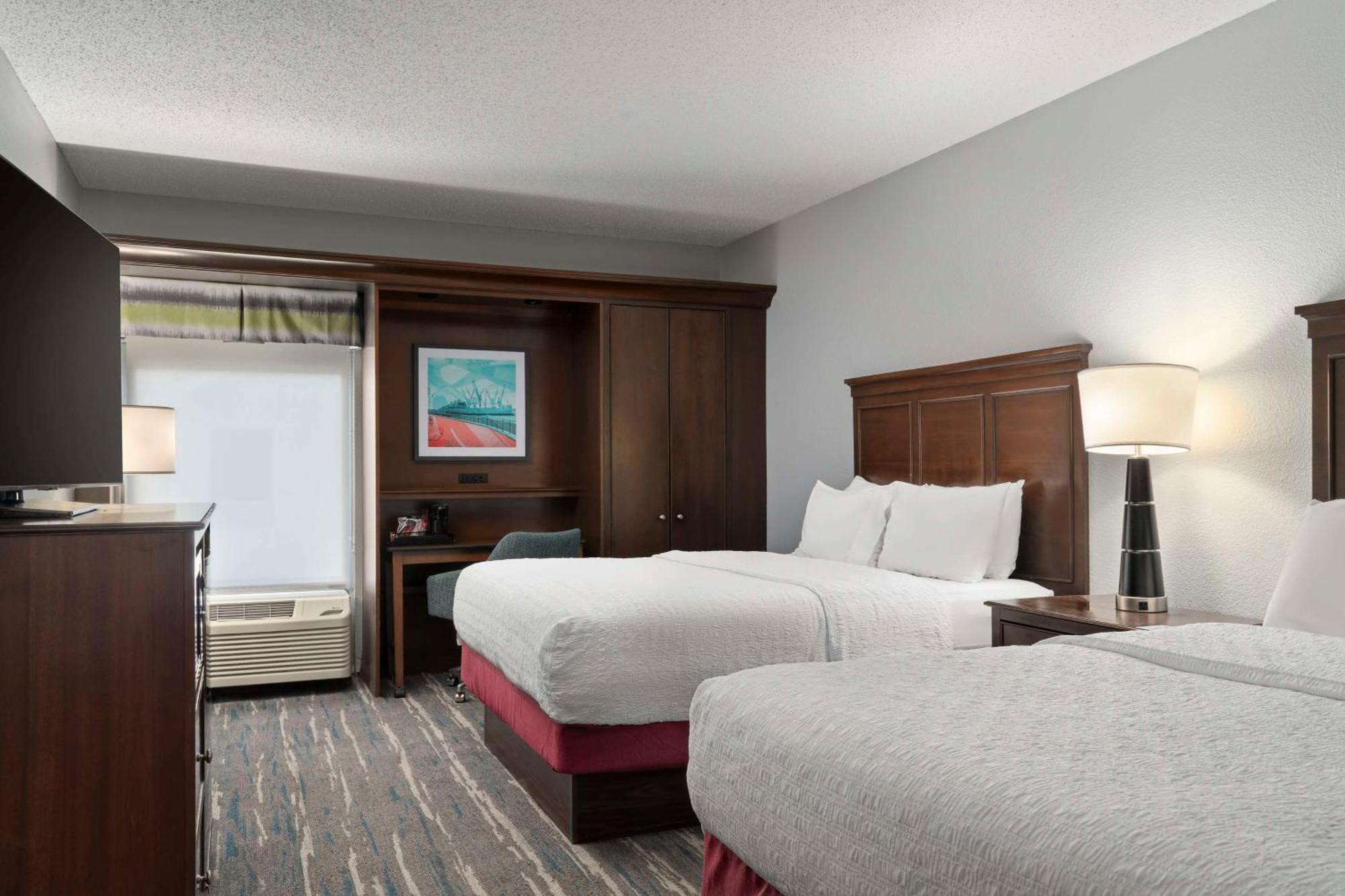 Hampton Inn & Suites Newport News-Airport - Oyster Point Area Exterior photo