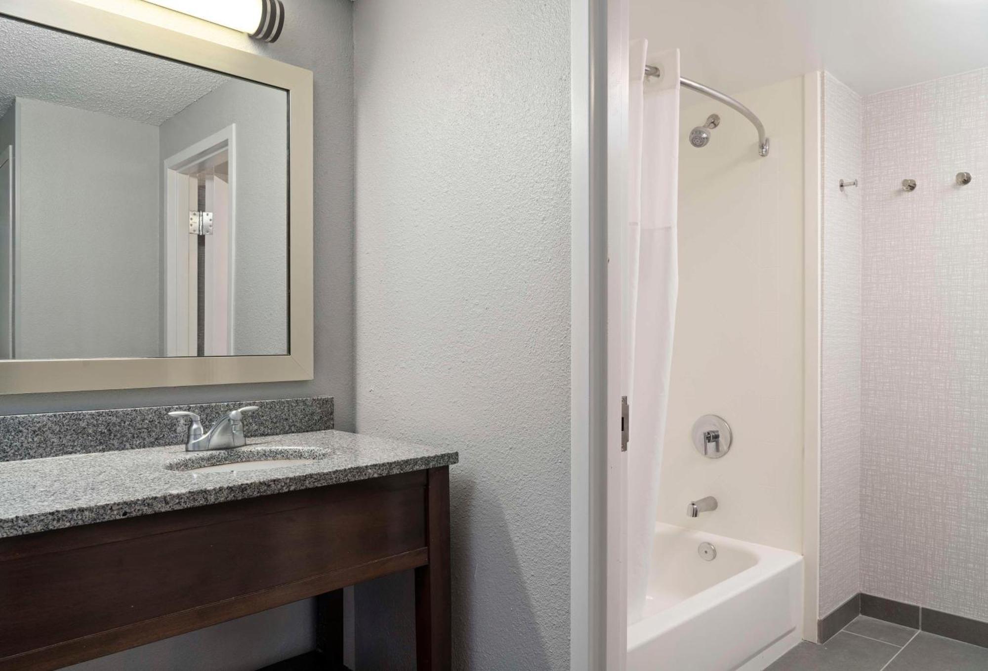 Hampton Inn & Suites Newport News-Airport - Oyster Point Area Exterior photo