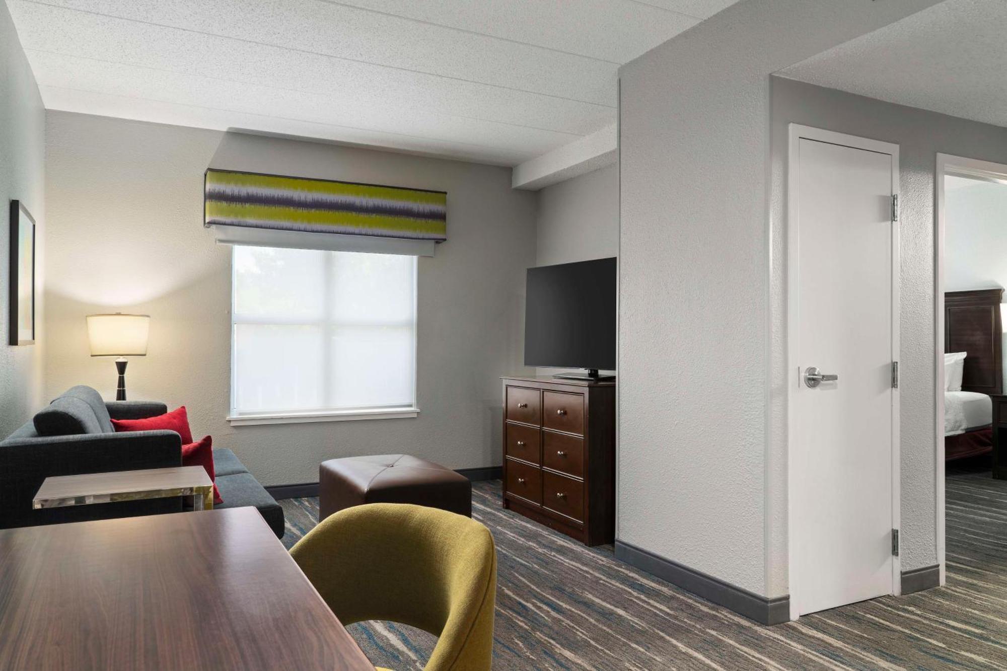 Hampton Inn & Suites Newport News-Airport - Oyster Point Area Exterior photo