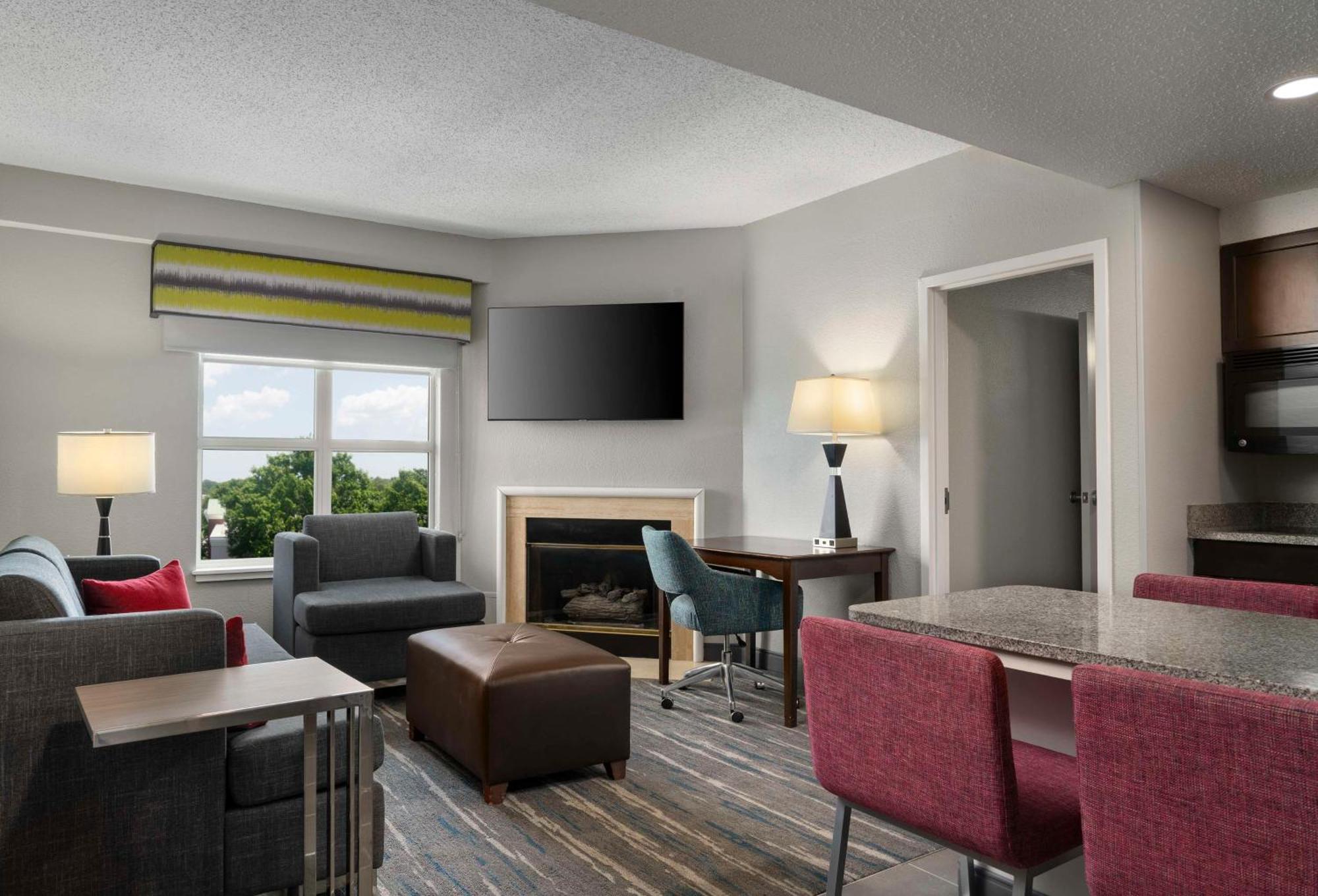 Hampton Inn & Suites Newport News-Airport - Oyster Point Area Exterior photo