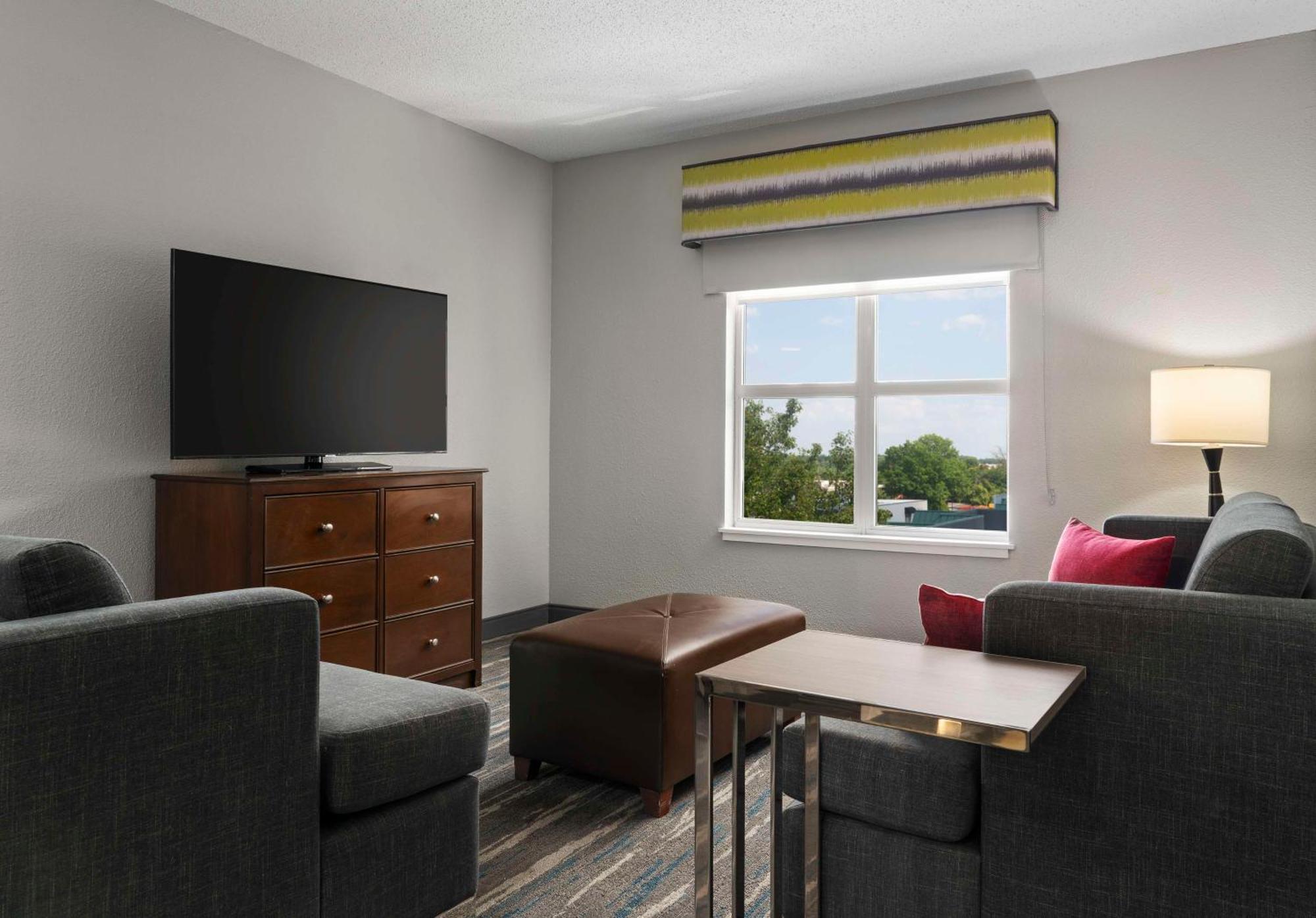 Hampton Inn & Suites Newport News-Airport - Oyster Point Area Exterior photo