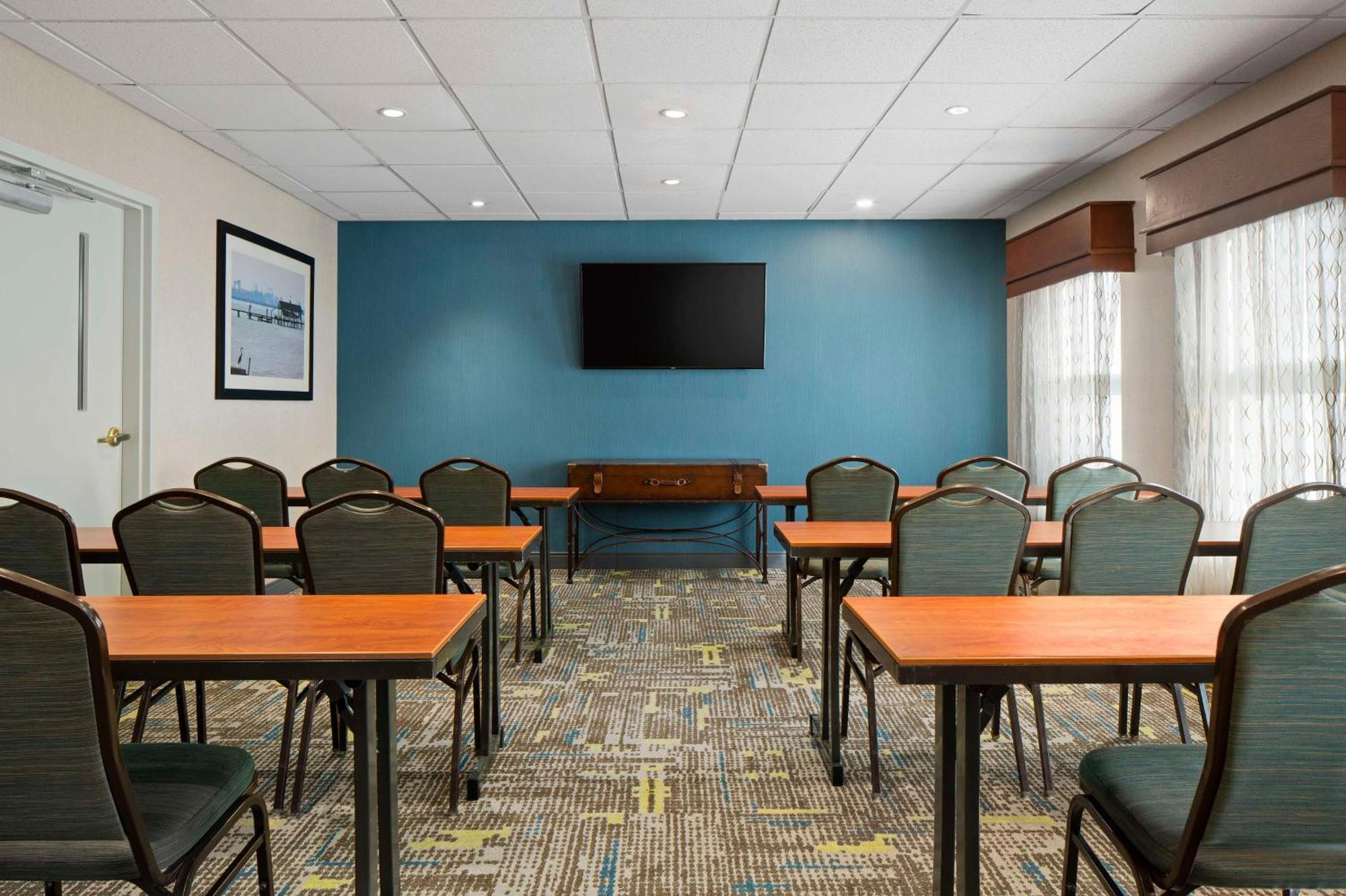 Hampton Inn & Suites Newport News-Airport - Oyster Point Area Exterior photo