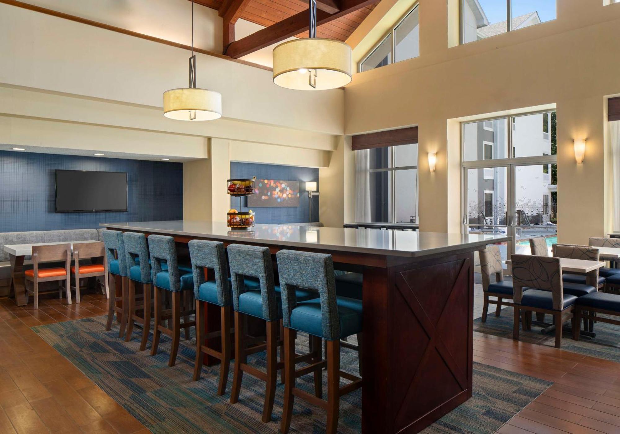 Hampton Inn & Suites Newport News-Airport - Oyster Point Area Exterior photo