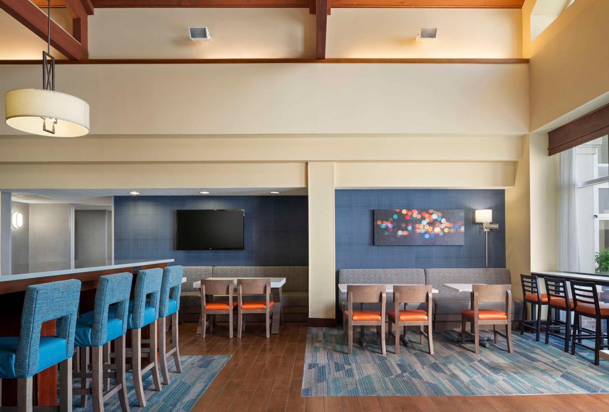 Hampton Inn & Suites Newport News-Airport - Oyster Point Area Exterior photo